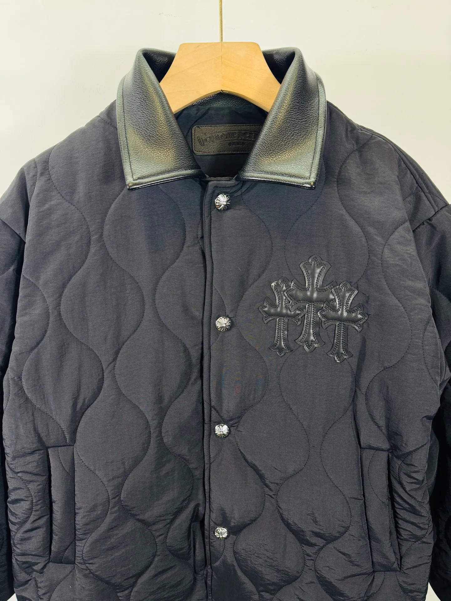 P500 top version 🐮 Real shot without P, different from market products] Chrome Hearts 🍁Winter cotton jacket series🍁 25ss Crow Heavy Industry cross leather label lapel embroidered cotton jacket, available at the counter at the same time❤The highest version series on the market. Customized version of windproof pure cotton cotton fabric. Filled with high-density and high-elastic down cotton. It has strong warmth retention, fluffy and soft, and strong resilience. Lightweight and fashionable✨✨Slim-fitting and not bulky Color: Black Code numbers: S, M, L, XL